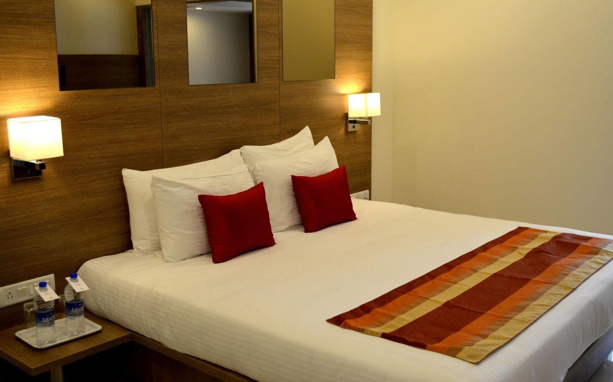 Regency Tiruttani By Grt Hotels Extérieur photo